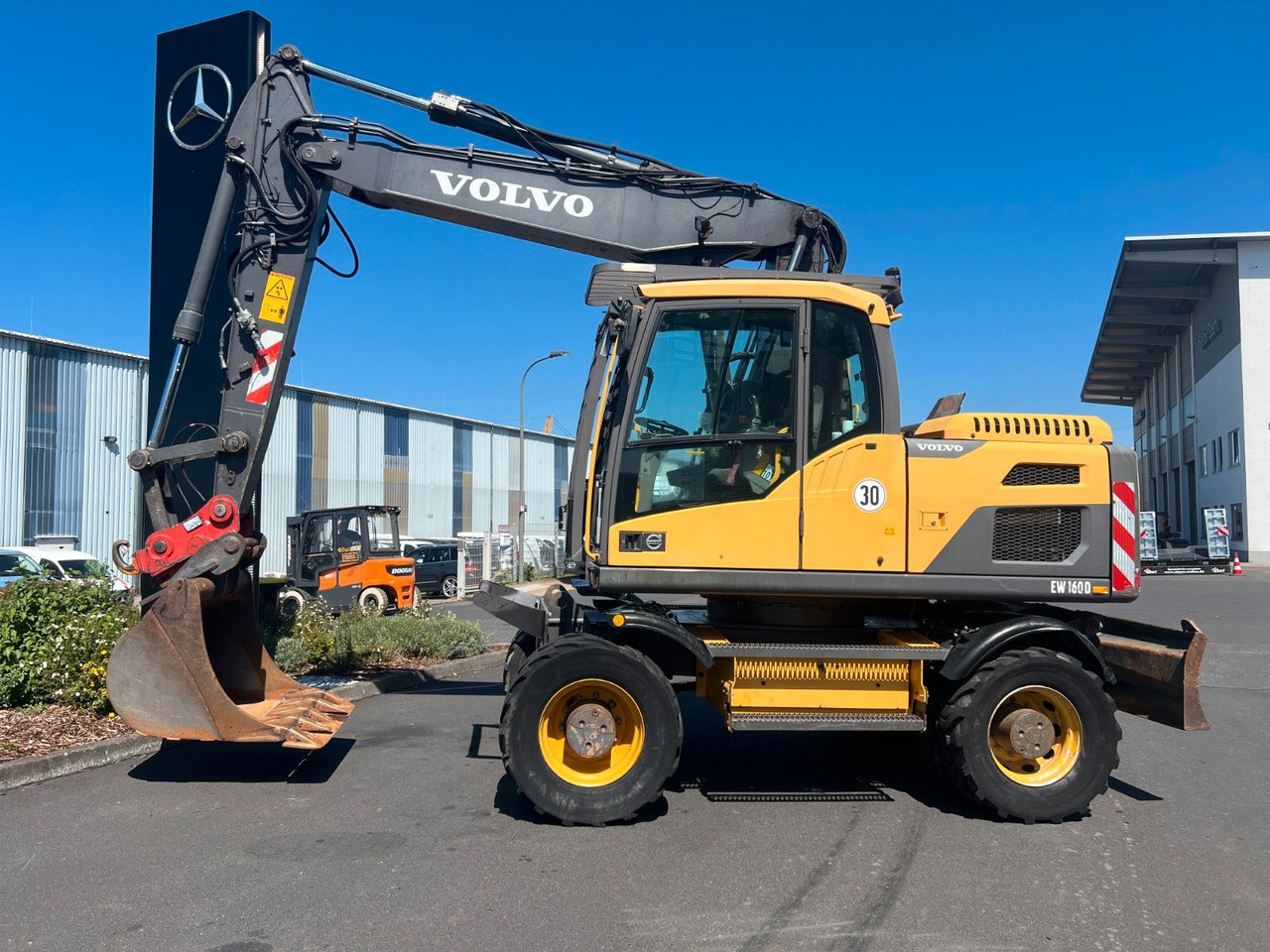 Volvo EW160D / 2014 / 1xTieflöffel / Forstschutzgitter - Gumikerekes kotró: 2 kép. Volvo EW160D / 2014 / 1xTieflöffel / Forstschutzgitter - Gumikerekes kotró: 2 kép.