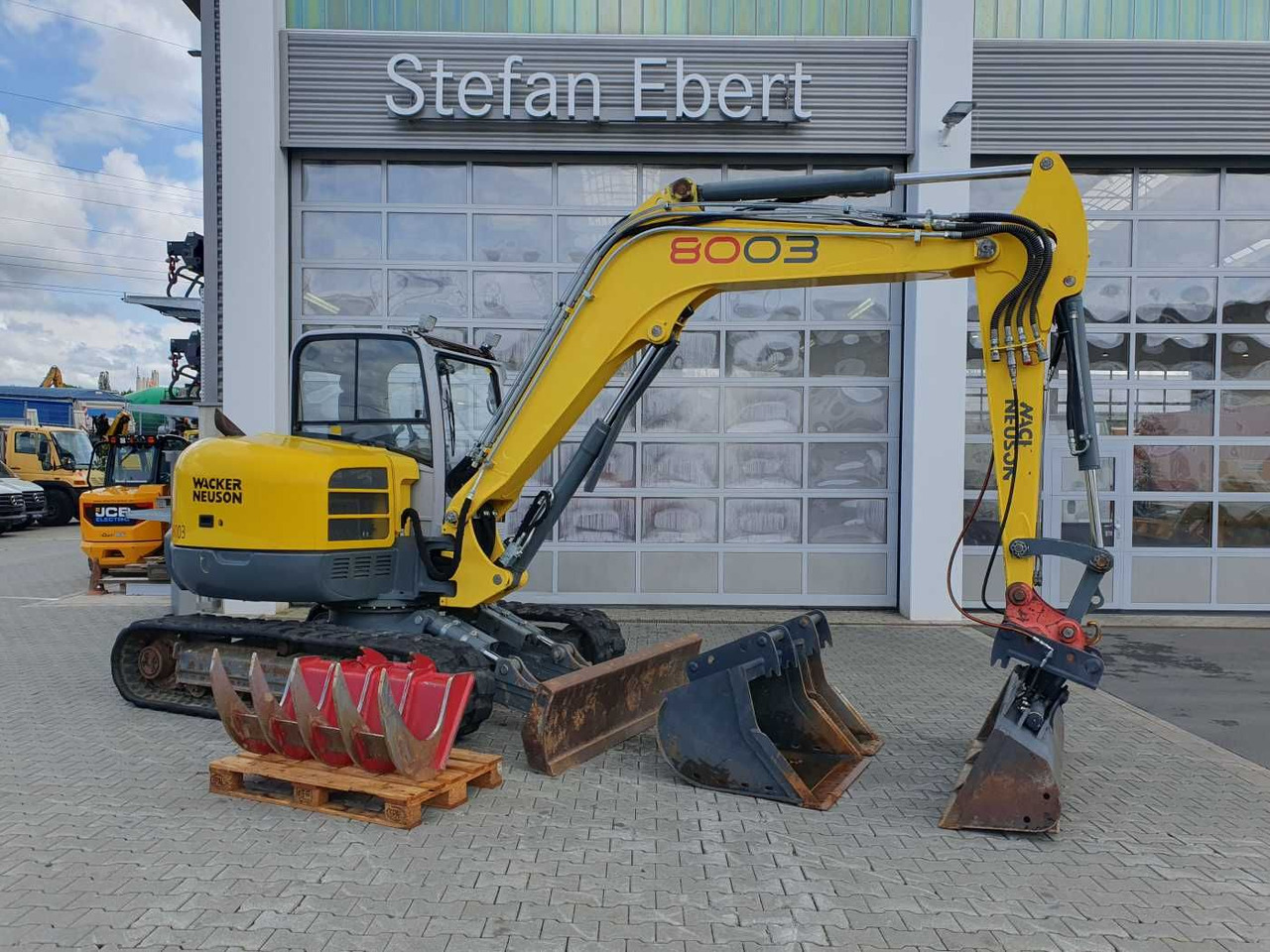 Wacker 8003 / MS08 / nur 4.035h / 2014 / Löffelpaket - Minikotró: 1 kép. Wacker 8003 / MS08 / nur 4.035h / 2014 / Löffelpaket - Minikotró: 1 kép.