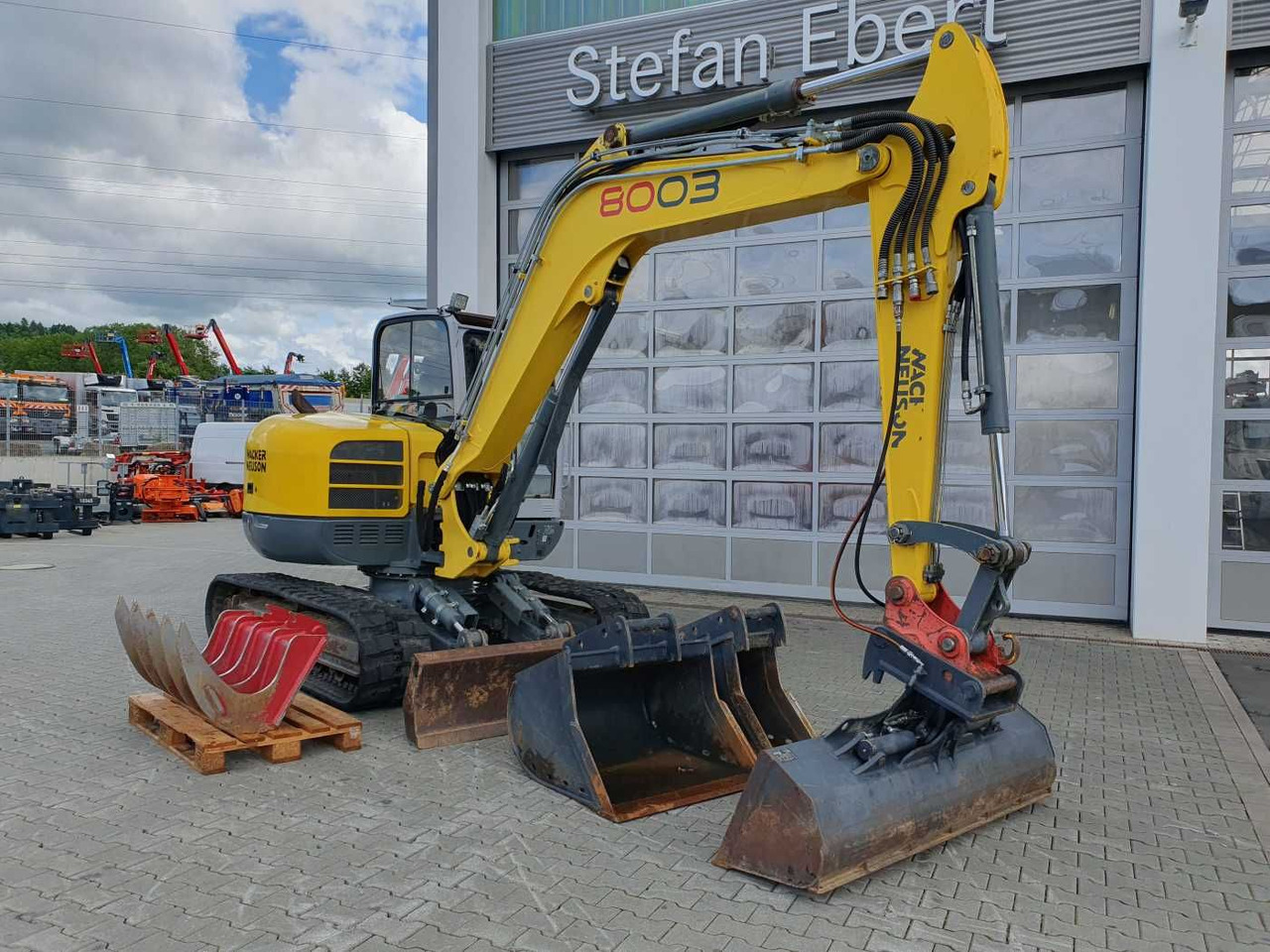 Wacker 8003 / MS08 / nur 4.035h / 2014 / Löffelpaket - Minikotró: 2 kép. Wacker 8003 / MS08 / nur 4.035h / 2014 / Löffelpaket - Minikotró: 2 kép.
