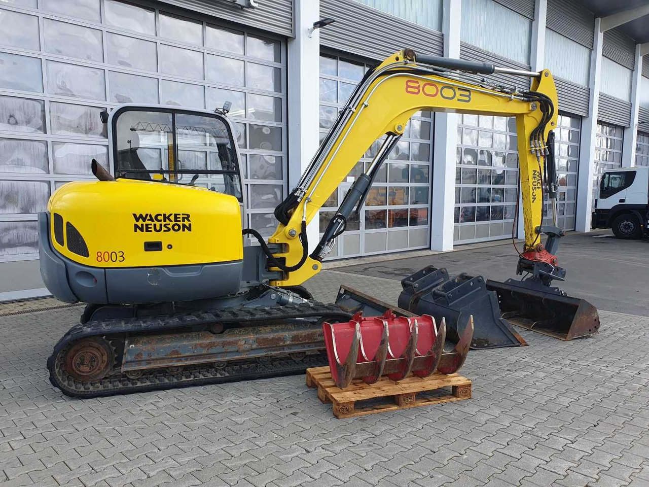 Wacker 8003 / MS08 / nur 4.035h / 2014 / Löffelpaket - Minikotró: 3 kép. Wacker 8003 / MS08 / nur 4.035h / 2014 / Löffelpaket - Minikotró: 3 kép.