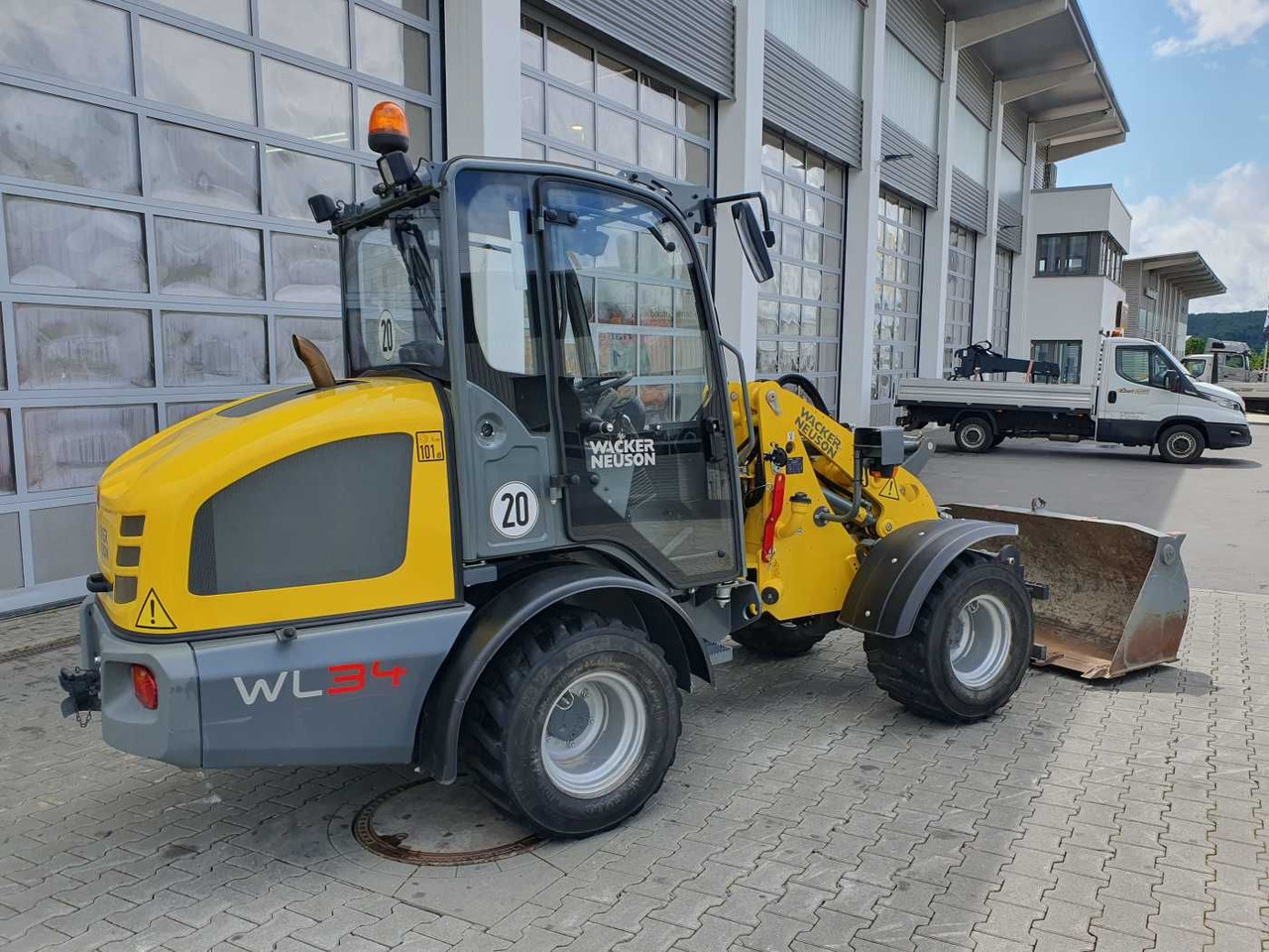 Wacker WL34 (RL40) / Schaufel + Gabel / nur 743h / 62PS - Gumikerekes homlokrakodó: 4 kép. Wacker WL34 (RL40) / Schaufel + Gabel / nur 743h / 62PS - Gumikerekes homlokrakodó: 4 kép.