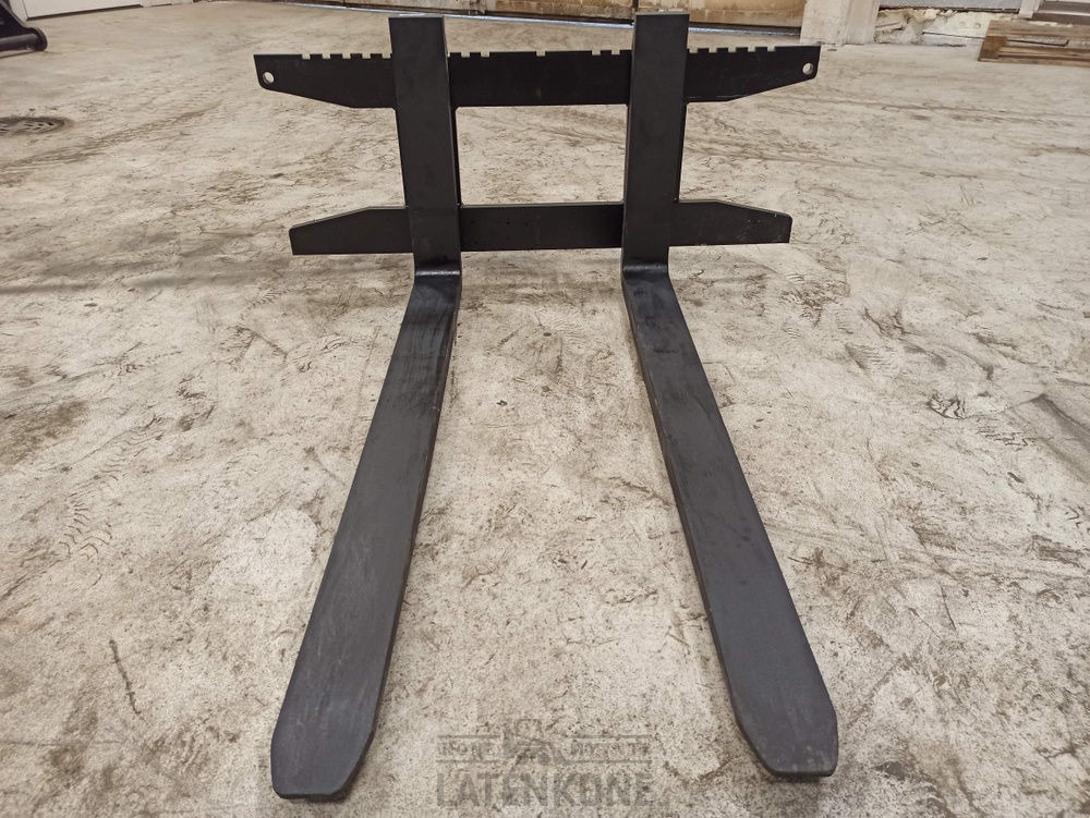 Laten Trukkipiikit 2000kg 1100mm/1200mm 2A Avant - Raklapvilla - Építőipari gépek: 2 kép. Laten Trukkipiikit 2000kg 1100mm/1200mm 2A Avant - Raklapvilla - Építőipari gépek: 2 kép.