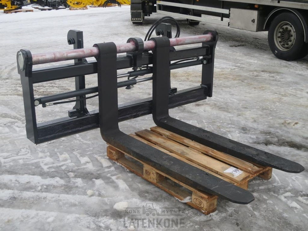 Volvo Hydrauliset trukkipiikit 8000kg 2000mm/1500mm PIN Volvo BM - Raklapvilla - Építőipari gépek: 1 kép. Volvo Hydrauliset trukkipiikit 8000kg 2000mm/1500mm PIN Volvo BM - Raklapvilla - Építőipari gépek: 1 kép.