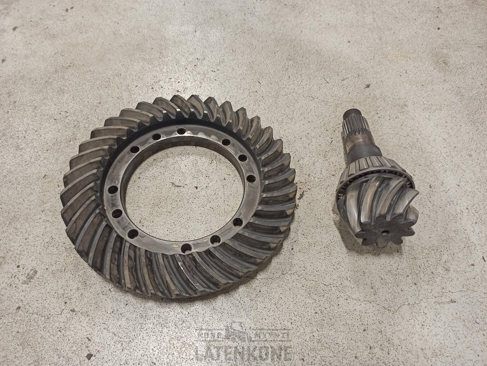 Volvo L70D Pinionakseli ja lautaspyörä / Drive gear - Erőátvitel - Építőipari gépek: 1 kép. Volvo L70D Pinionakseli ja lautaspyörä / Drive gear - Erőátvitel - Építőipari gépek: 1 kép.