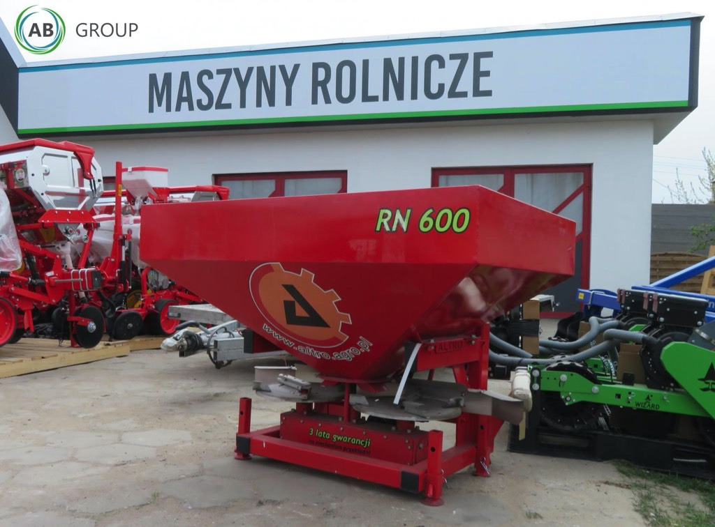 Altro fertilizer spreader RN-600 - Műtrágyaszóró: 1 kép. Altro fertilizer spreader RN-600 - Műtrágyaszóró: 1 kép.