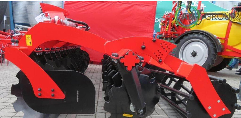 Awemak brona talerzowa składana hydraulicznie Ozyrys BTH4 - Tárcsás borona: 2 kép. Awemak brona talerzowa składana hydraulicznie Ozyrys BTH4 - Tárcsás borona: 2 kép.