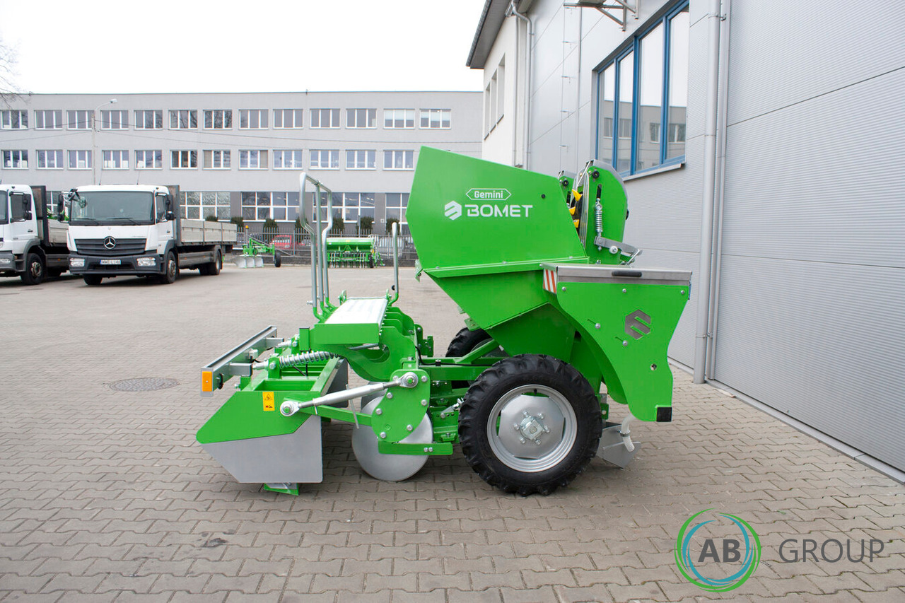 Bomet Gemini S339/1 two-row potato planter (inter-row width: 75 - 90 cm) - Burgonyaültető: 2 kép. Bomet Gemini S339/1 two-row potato planter (inter-row width: 75 - 90 cm) - Burgonyaültető: 2 kép.