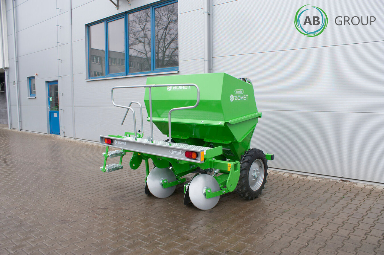 Bomet Gemini S339 two-row potato planter (inter-row width: 67.5 - 80 cm) - Burgonyaültető: 4 kép. Bomet Gemini S339 two-row potato planter (inter-row width: 67.5 - 80 cm) - Burgonyaültető: 4 kép.