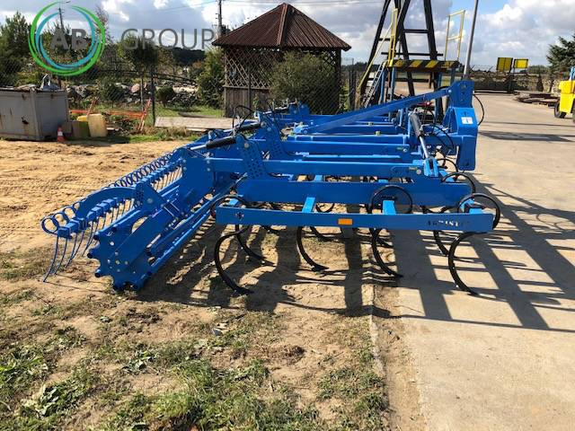 Cultivator and stubble cultivator hydraulically folded 5 m Agristal KUŚ - Kultivátor: 5 kép. Cultivator and stubble cultivator hydraulically folded 5 m Agristal KUŚ - Kultivátor: 5 kép.