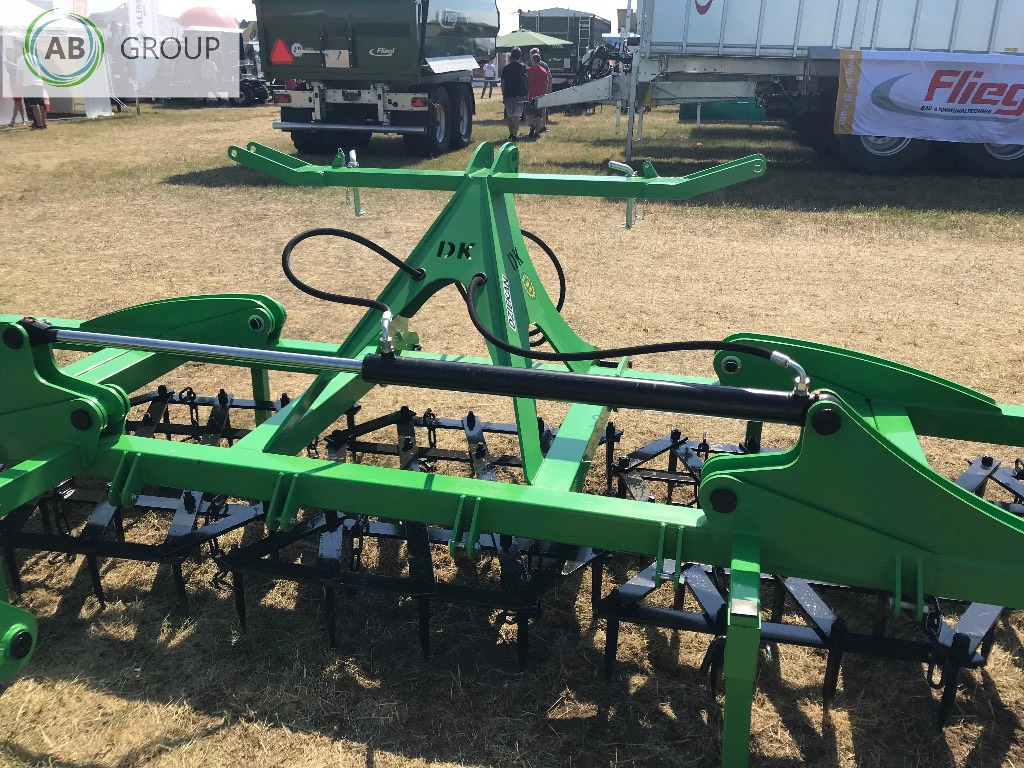 Dziekan hydraulic folding meadow harrow WUKA 5m 5C20H - Láncos borona: 5 kép. Dziekan hydraulic folding meadow harrow WUKA 5m 5C20H - Láncos borona: 5 kép.