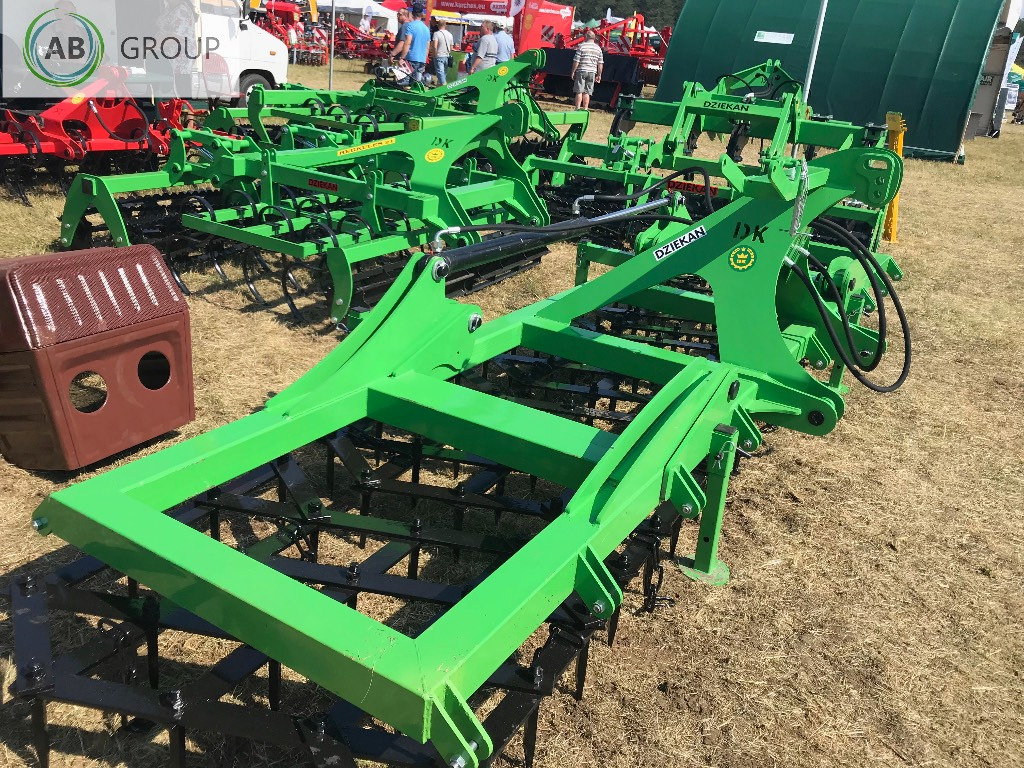 Dziekan hydraulic folding meadow harrow WUKA 5m 5C20H - Láncos borona: 4 kép. Dziekan hydraulic folding meadow harrow WUKA 5m 5C20H - Láncos borona: 4 kép.