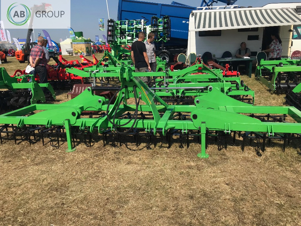Dziekan hydraulic folding meadow harrow WUKA 5m 5C20H - Láncos borona: 3 kép. Dziekan hydraulic folding meadow harrow WUKA 5m 5C20H - Láncos borona: 3 kép.