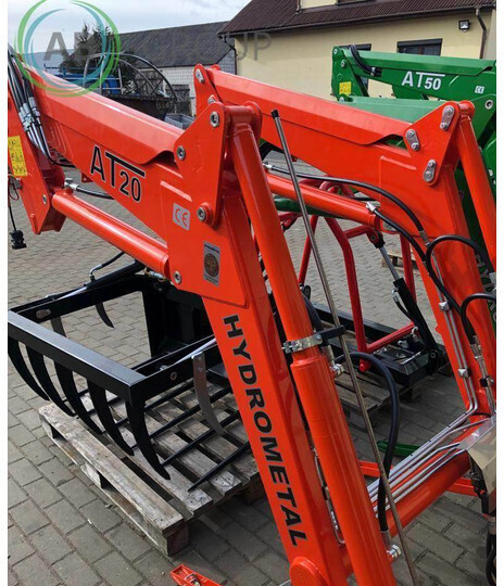 Hydrometal ładowacz czołowy AT-20 - Homlokrakodó traktorhoz: 3 kép. Hydrometal ładowacz czołowy AT-20 - Homlokrakodó traktorhoz: 3 kép.