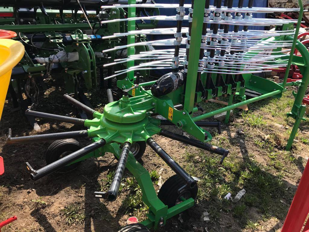 Inter-Tech Rotary Rake ZKT-420, 4.2 m - Szénaforgató: 4 kép. Inter-Tech Rotary Rake ZKT-420, 4.2 m - Szénaforgató: 4 kép.