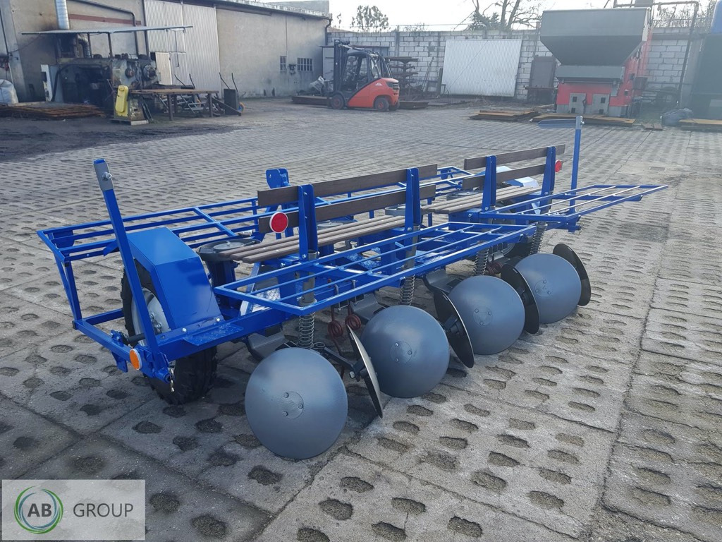 Kotło-Pol potato planter 4-rows - Burgonyaültető: 1 kép. Kotło-Pol potato planter 4-rows - Burgonyaültető: 1 kép.