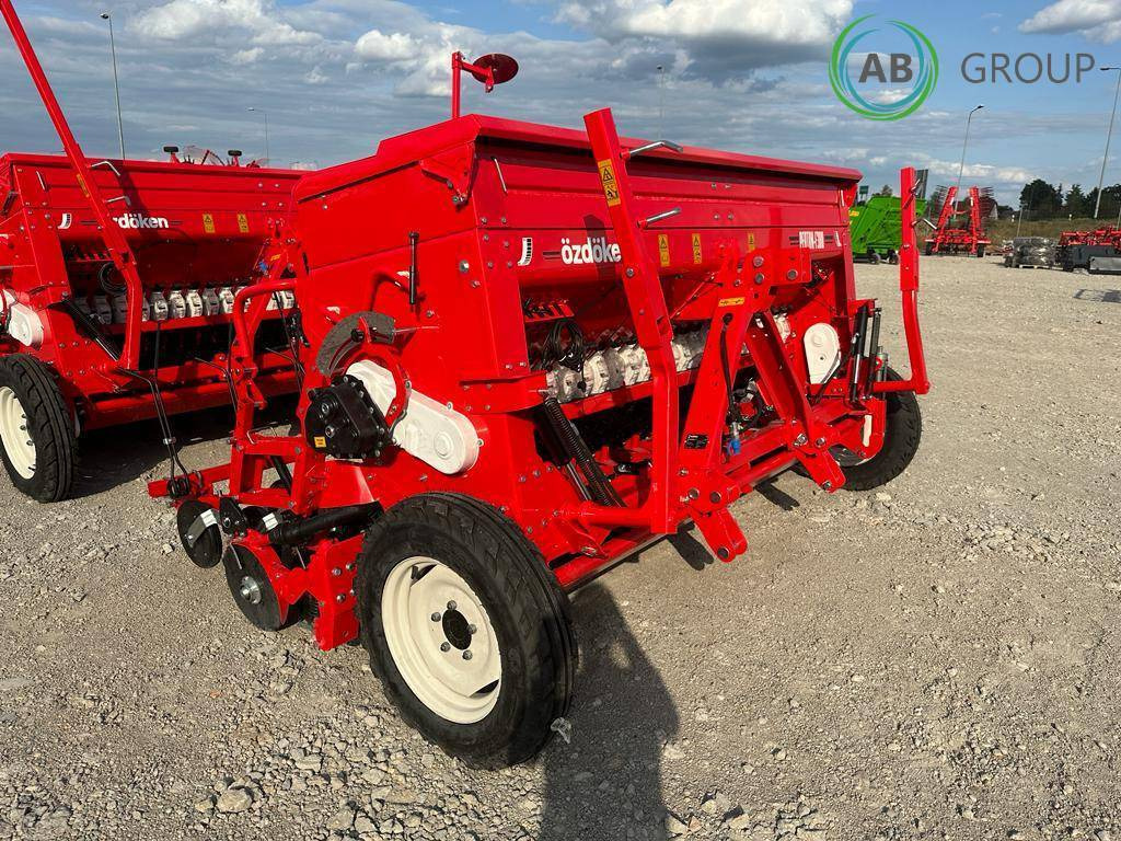 Mechanical trailed grain seeder Ozdoken Pertum-F 300 - Double-Disc Coulter - Szemenkénti vetőgép: 4 kép. Mechanical trailed grain seeder Ozdoken Pertum-F 300 - Double-Disc Coulter - Szemenkénti vetőgép: 4 kép.