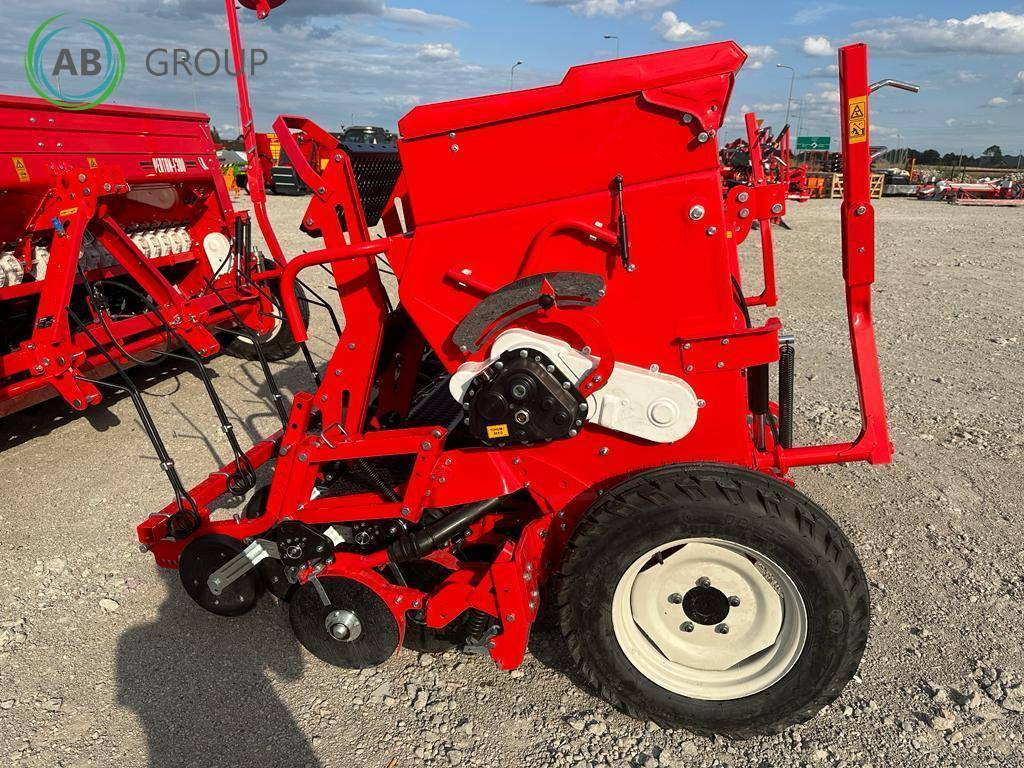 Ozdoken Pertum F 300 trailed mechanical grain seeder – single-disc coulter - Szemenkénti vetőgép: 3 kép. Ozdoken Pertum F 300 trailed mechanical grain seeder – single-disc coulter - Szemenkénti vetőgép: 3 kép.