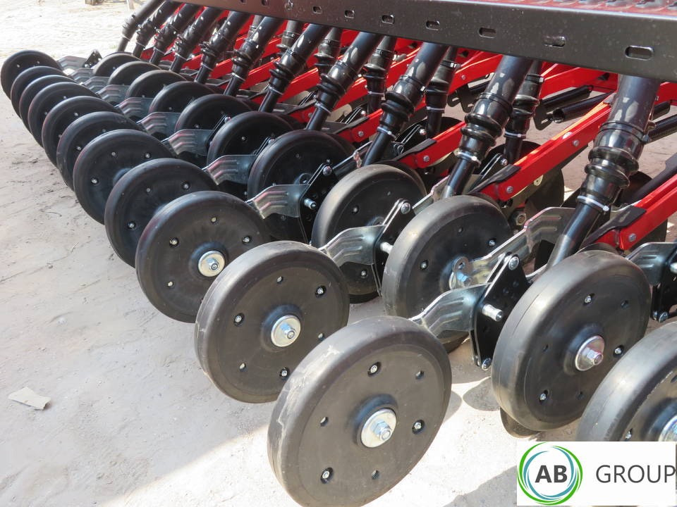 Ozdoken grain seeder Pertum S300, 3 m - single-disc coulter type - on stock - Szemenkénti vetőgép: 5 kép. Ozdoken grain seeder Pertum S300, 3 m - single-disc coulter type - on stock - Szemenkénti vetőgép: 5 kép.