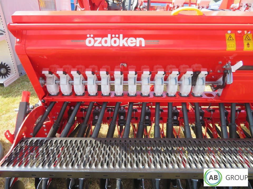 Ozdoken grain seeder Pertum S300, 3 m - single-disc coulter type - on stock - Szemenkénti vetőgép: 3 kép. Ozdoken grain seeder Pertum S300, 3 m - single-disc coulter type - on stock - Szemenkénti vetőgép: 3 kép.