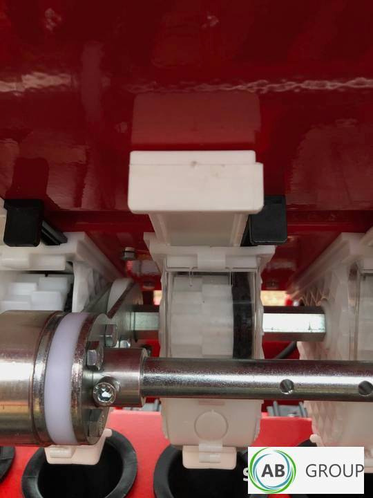 Ozdoken grain seeder Pertum S300, 3 m - single-disc coulter type - on stock - Szemenkénti vetőgép: 2 kép. Ozdoken grain seeder Pertum S300, 3 m - single-disc coulter type - on stock - Szemenkénti vetőgép: 2 kép.