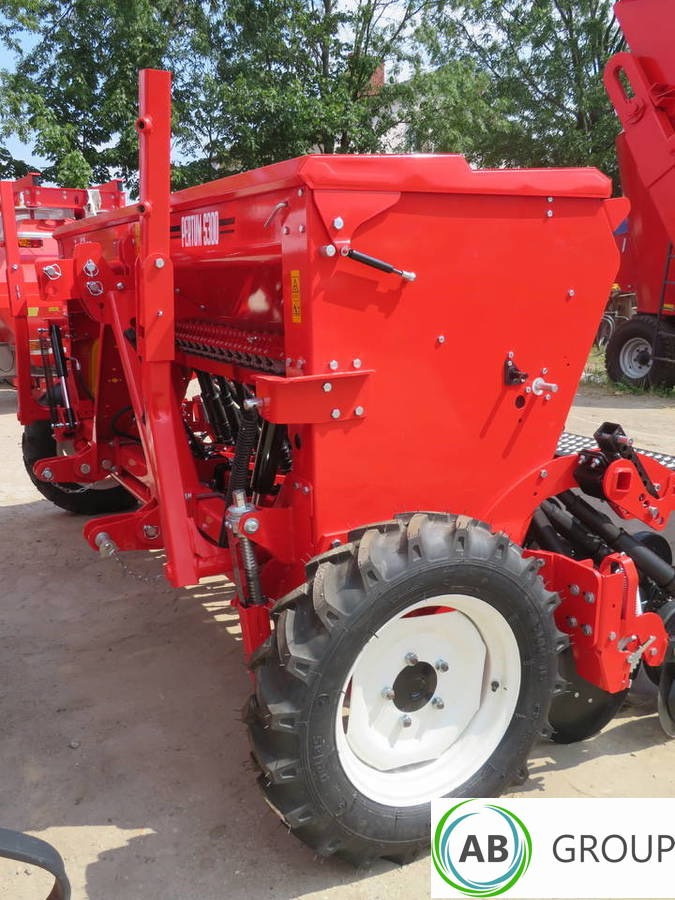 Ozdoken grain seeder Pertum S300, 3 m - single-disc coulter type - on stock - Szemenkénti vetőgép: 4 kép. Ozdoken grain seeder Pertum S300, 3 m - single-disc coulter type - on stock - Szemenkénti vetőgép: 4 kép.