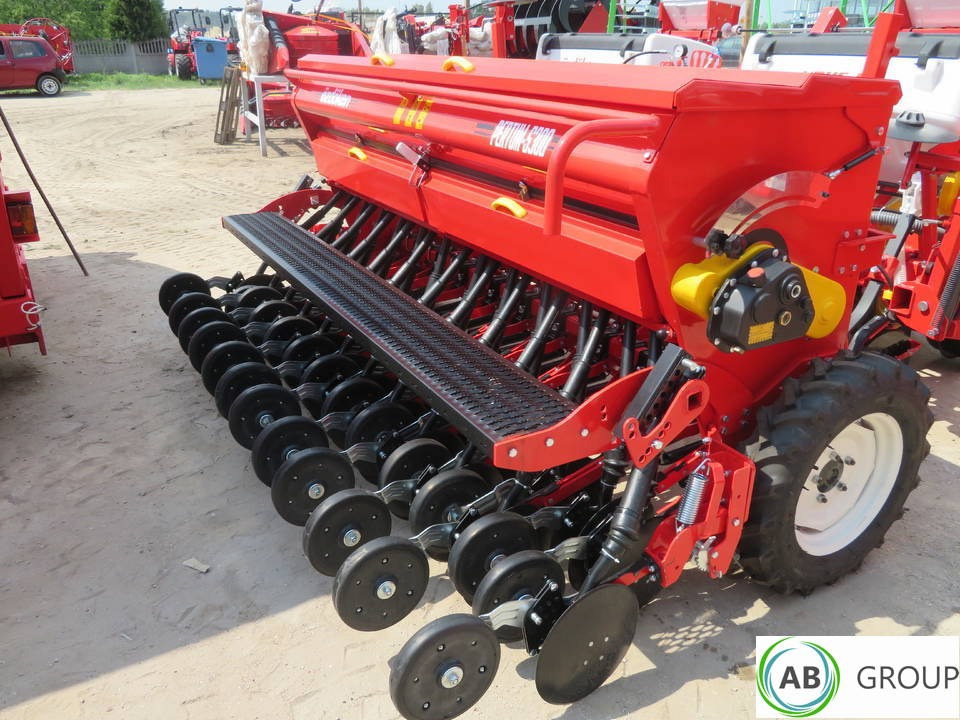 Ozdoken grain seeder Pertum S300, 3 m - single-disc coulter type - on stock - Szemenkénti vetőgép: 1 kép. Ozdoken grain seeder Pertum S300, 3 m - single-disc coulter type - on stock - Szemenkénti vetőgép: 1 kép.