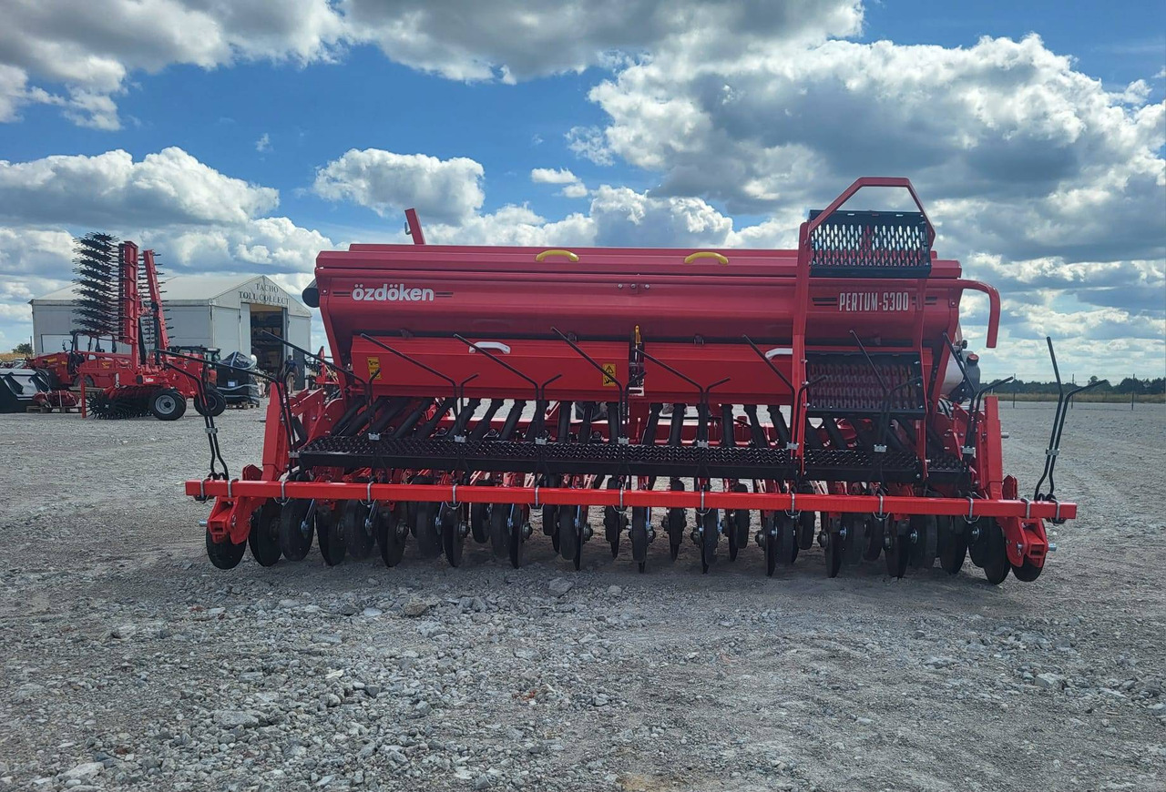 Ozdoken mechanical seed drill Pertum-S 300 - double-disc - on stock - Szemenkénti vetőgép: 5 kép. Ozdoken mechanical seed drill Pertum-S 300 - double-disc - on stock - Szemenkénti vetőgép: 5 kép.