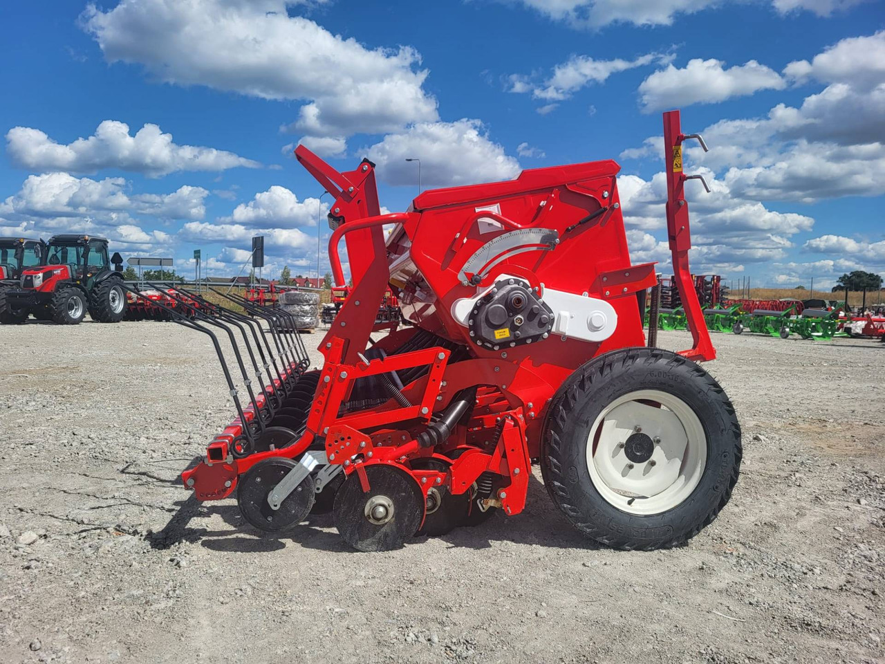 Ozdoken mechanical seed drill Pertum-S 300 - double-disc - on stock - Szemenkénti vetőgép: 2 kép. Ozdoken mechanical seed drill Pertum-S 300 - double-disc - on stock - Szemenkénti vetőgép: 2 kép.