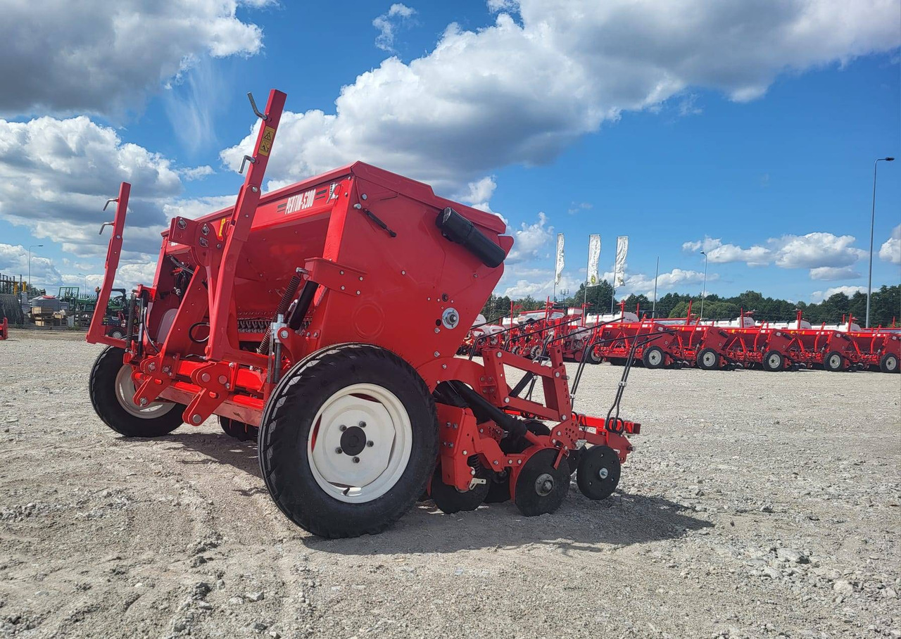 Ozdoken mechanical seed drill Pertum-S 300 - double-disc - on stock - Szemenkénti vetőgép: 4 kép. Ozdoken mechanical seed drill Pertum-S 300 - double-disc - on stock - Szemenkénti vetőgép: 4 kép.