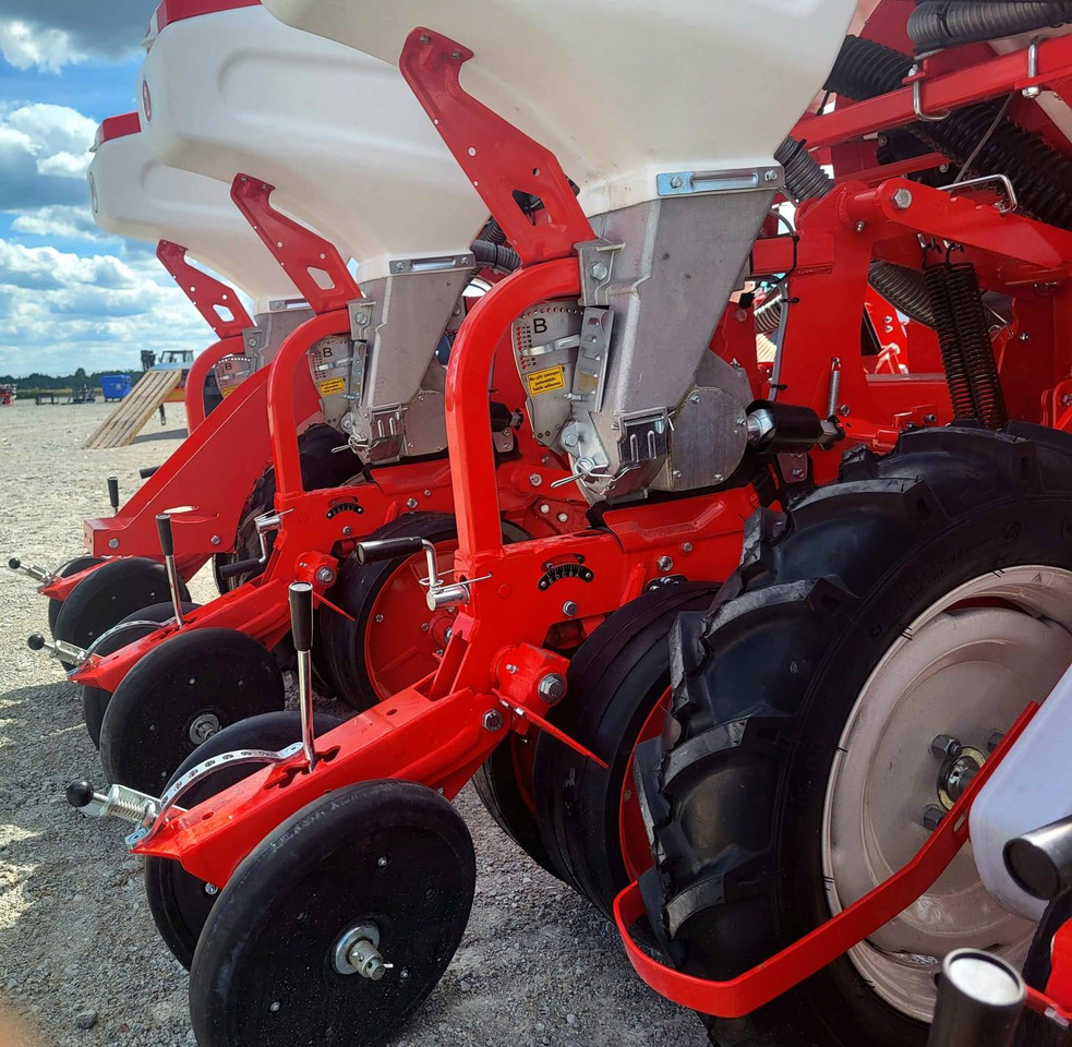 Precíziós vetőgép Ozdoken pneumatic precision planter VPHE-DG4 - on stock: 8 kép. Precíziós vetőgép Ozdoken pneumatic precision planter VPHE-DG4 - on stock: 8 kép.