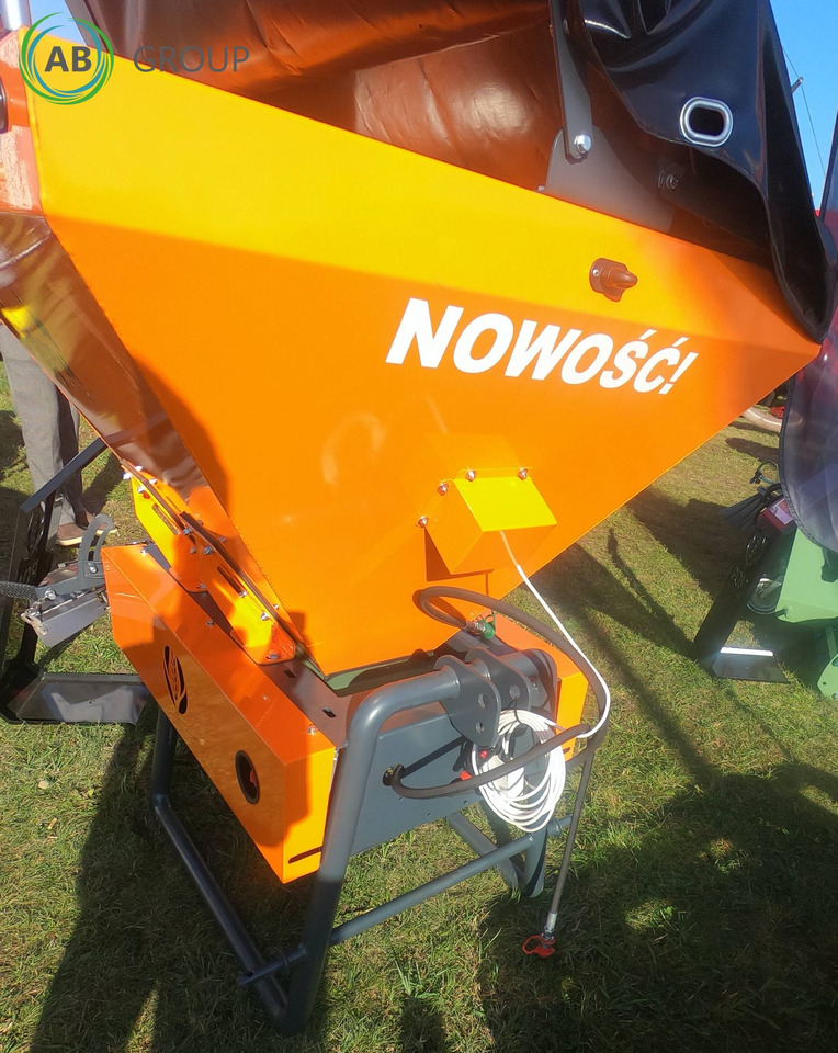 POM Augustów spreader Motyl N031M hydraulic-electric drive - Tárcsás borona: 4 kép. POM Augustów spreader Motyl N031M hydraulic-electric drive - Tárcsás borona: 4 kép.