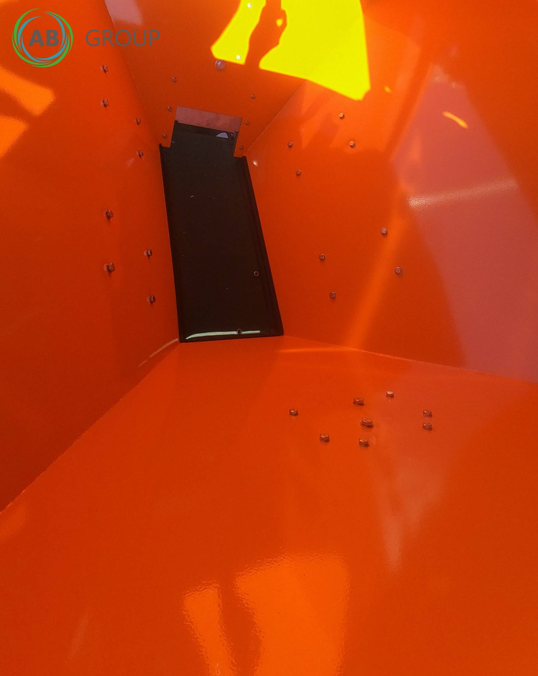 POM Augustów spreader Motyl N031M hydraulic-electric drive - Tárcsás borona: 5 kép. POM Augustów spreader Motyl N031M hydraulic-electric drive - Tárcsás borona: 5 kép.