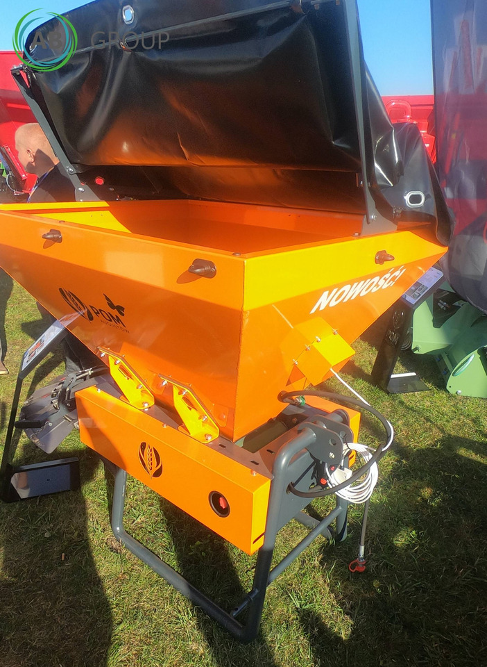 POM Augustów spreader Motyl N031M hydraulic-electric drive - Tárcsás borona: 1 kép. POM Augustów spreader Motyl N031M hydraulic-electric drive - Tárcsás borona: 1 kép.