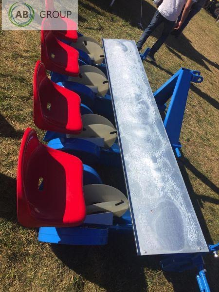 Taret seeding planter 4-rows - Vetőgép: 2 kép. Taret seeding planter 4-rows - Vetőgép: 2 kép.
