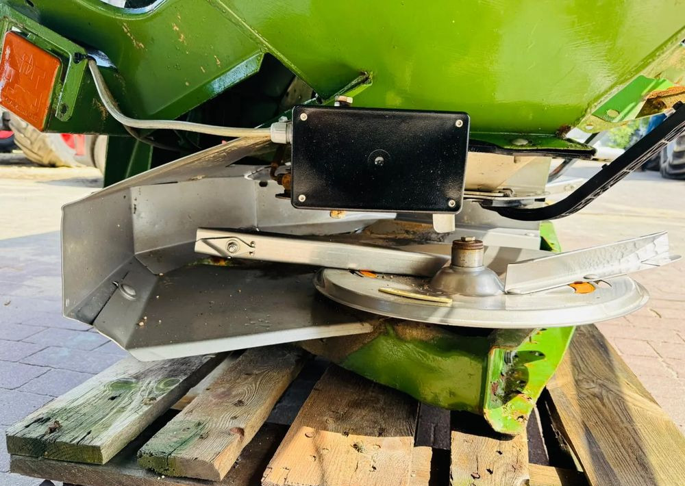 Amazone ZA-M maxiS - Műtrágyaszóró: 2 kép. Amazone ZA-M maxiS - Műtrágyaszóró: 2 kép.