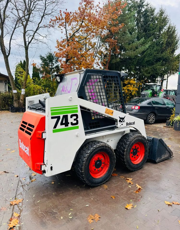 Bobcat 743 - Mini homlokrakodó: 4 kép. Bobcat 743 - Mini homlokrakodó: 4 kép.