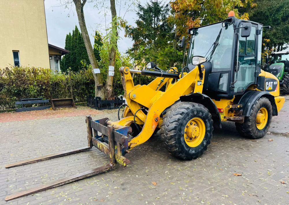 Caterpillar 907H - Gumikerekes homlokrakodó: 3 kép. Caterpillar 907H - Gumikerekes homlokrakodó: 3 kép.