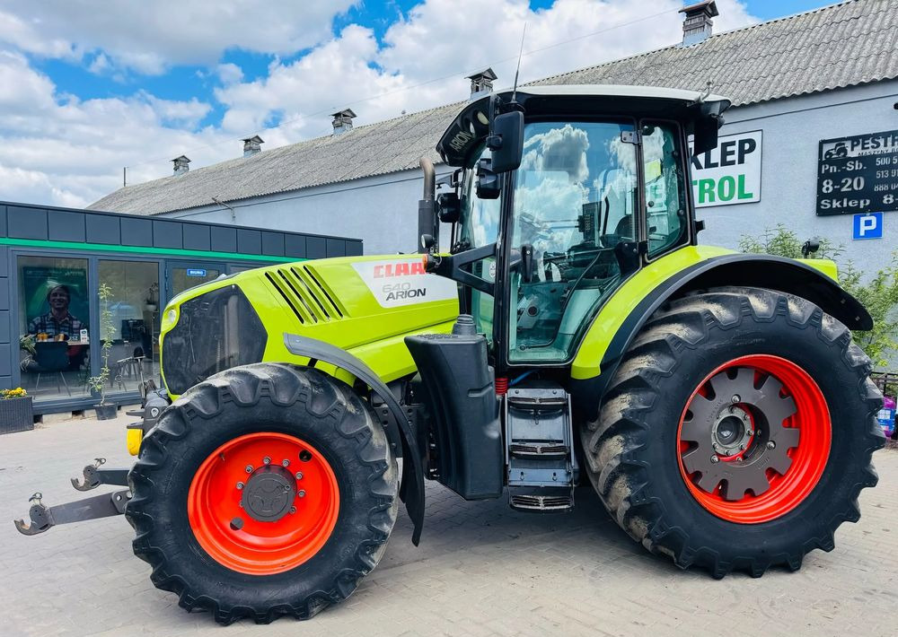 Claas Arion 640 - Traktor: 2 kép. Claas Arion 640 - Traktor: 2 kép.