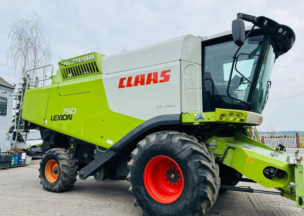 Claas LEXION 750 APS HYBRID - Kombájn: 3 kép. Claas LEXION 750 APS HYBRID - Kombájn: 3 kép.