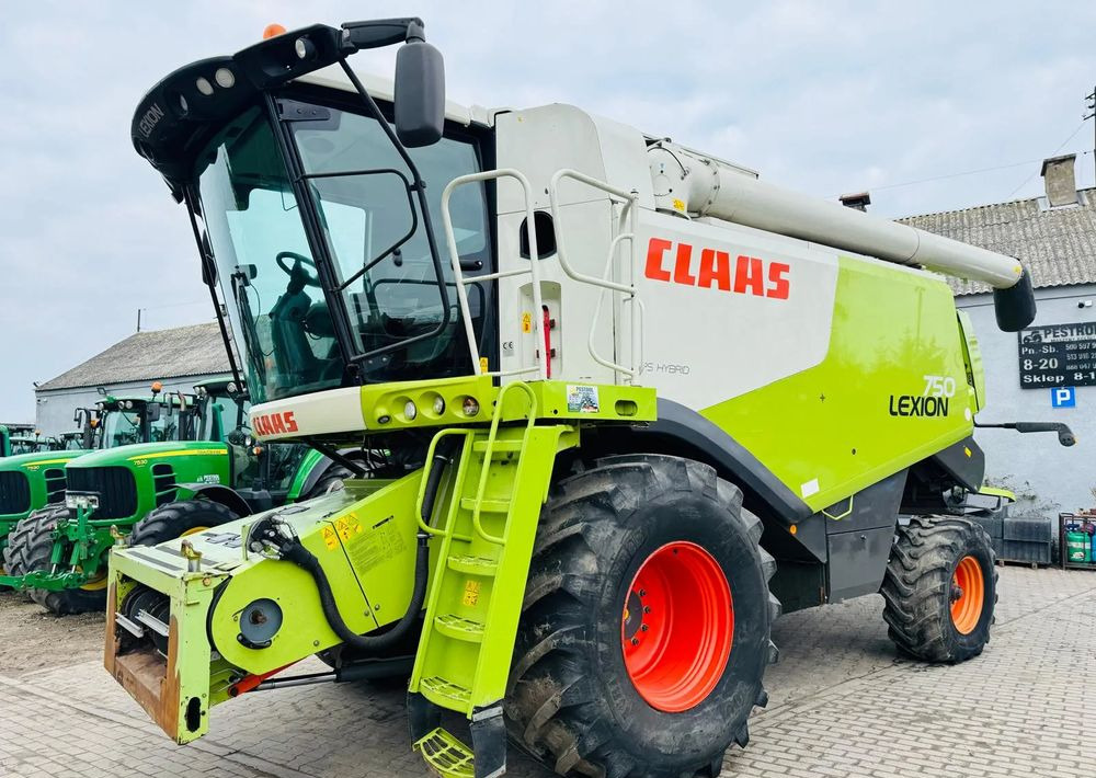 Claas LEXION 750 APS HYBRID - Kombájn: 2 kép. Claas LEXION 750 APS HYBRID - Kombájn: 2 kép.