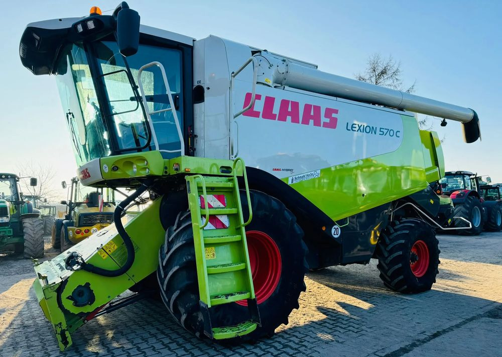 Claas Lexion 570C - Kombájn: 4 kép. Claas Lexion 570C - Kombájn: 4 kép.