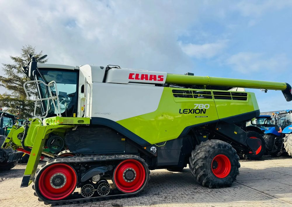 Claas Lexion 780 TT - Kombájn: 1 kép. Claas Lexion 780 TT - Kombájn: 1 kép.