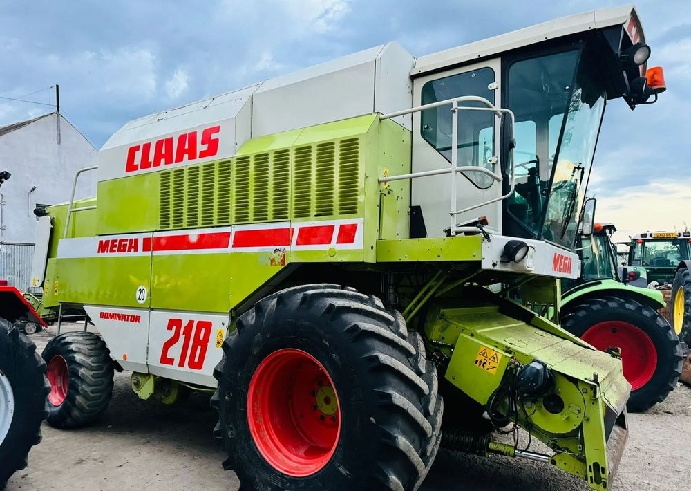 Claas MEGA 218 - Kombájn: 1 kép. Claas MEGA 218 - Kombájn: 1 kép.
