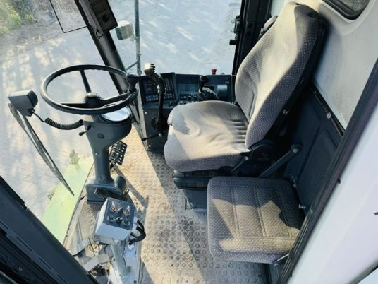 Claas MEGA 350 - Kombájn: 5 kép. Claas MEGA 350 - Kombájn: 5 kép.
