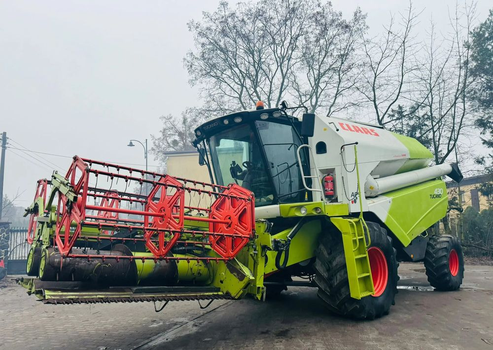 Claas TUCANO 430 APS - Kombájn: 2 kép. Claas TUCANO 430 APS - Kombájn: 2 kép.