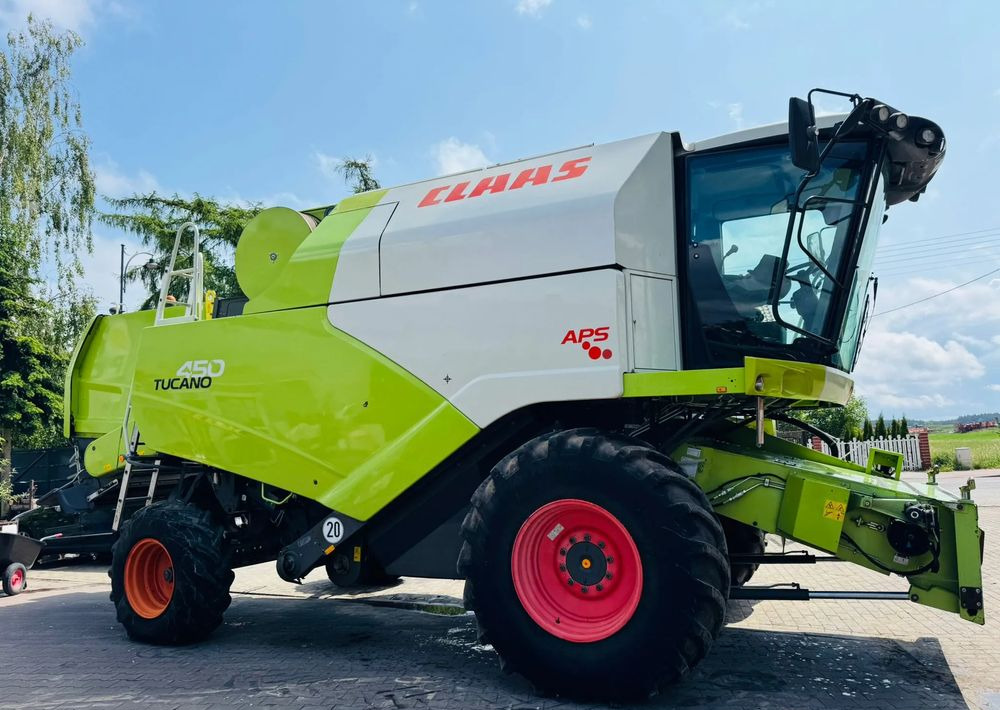 Claas Tucano 450 - Kombájn: 5 kép. Claas Tucano 450 - Kombájn: 5 kép.