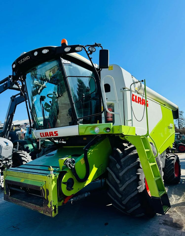 Claas Tucano 450 - Kombájn: 2 kép. Claas Tucano 450 - Kombájn: 2 kép.