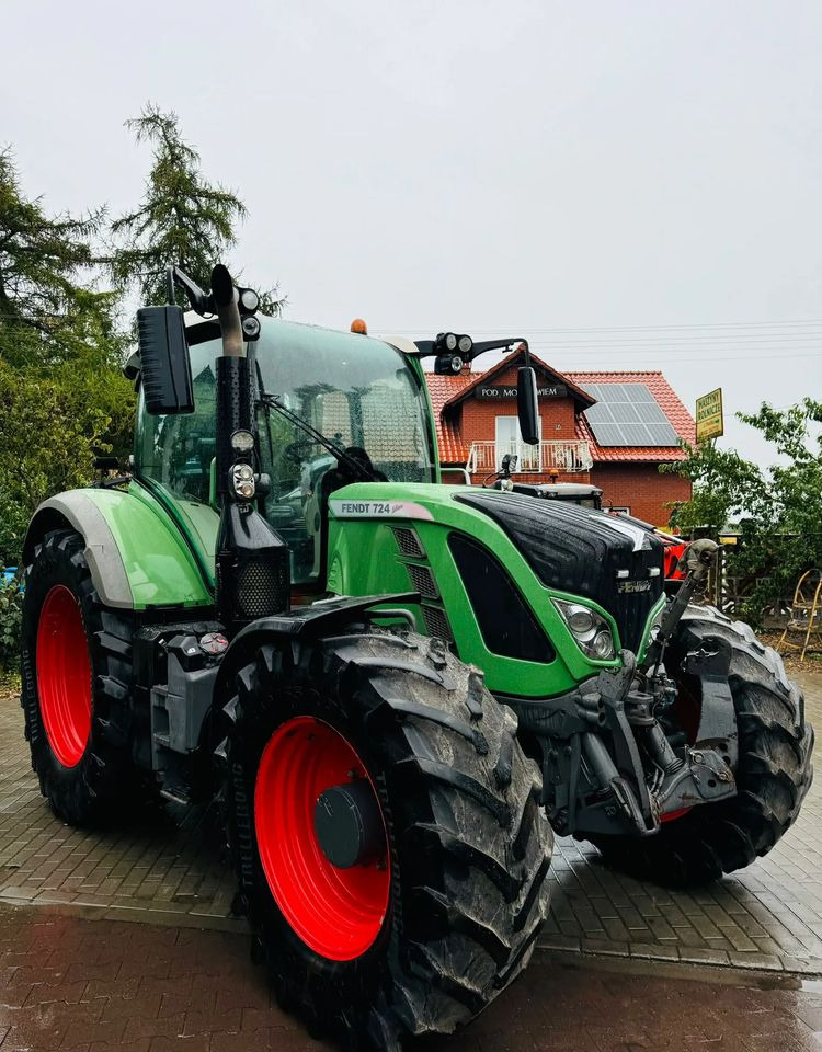 Fendt 724 VARIO PROFI - Traktor: 1 kép. Fendt 724 VARIO PROFI - Traktor: 1 kép.