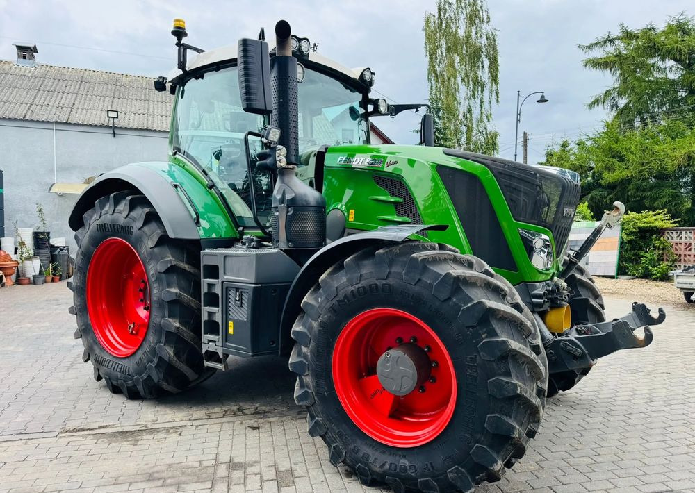 Fendt 828 Vario Profi Plus - Traktor: 3 kép. Fendt 828 Vario Profi Plus - Traktor: 3 kép.