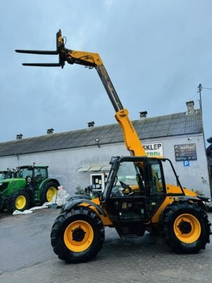 JCB 526-56 AGRI PLUS - Teleszkópos rakodó: 2 kép. JCB 526-56 AGRI PLUS - Teleszkópos rakodó: 2 kép.